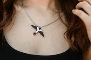 Fa medál Swallow Pendant