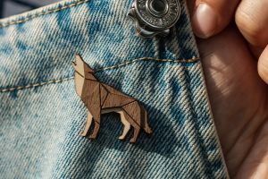 Fa bross Walking Wolf Brooch