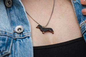 Fa medál Walking Dachshund Pendant