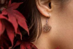 Fa fülbevaló Monstera Earrings