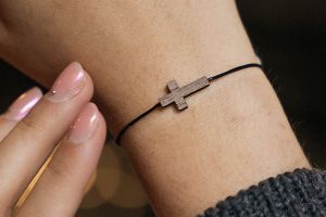 String karkötő Cross Wooden Bracelet