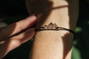 String karkötő Peaks Wooden Bracelet