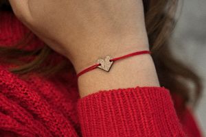 String karkötő Red Heart Wooden Bracelet