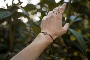 String karkötő Peace Wooden Bracelet