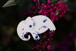 Elefánt a porcelánboltban fa bross