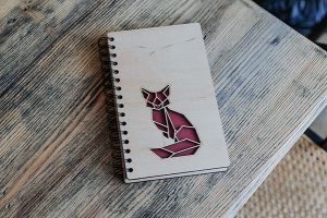 Fából készült rókás jegyzetfüzet Sitting Fox A5