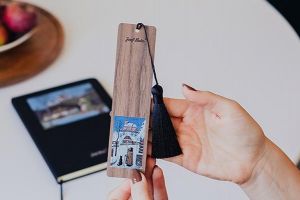 Fa könyvjelző Éjjeliőr és kutyája – Josef Lada ©