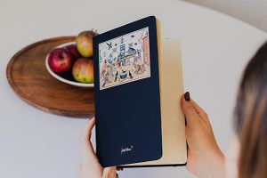 A5 Jegyzetfüzet – Állatok telelnek az erdészházban – Josef Lada ©